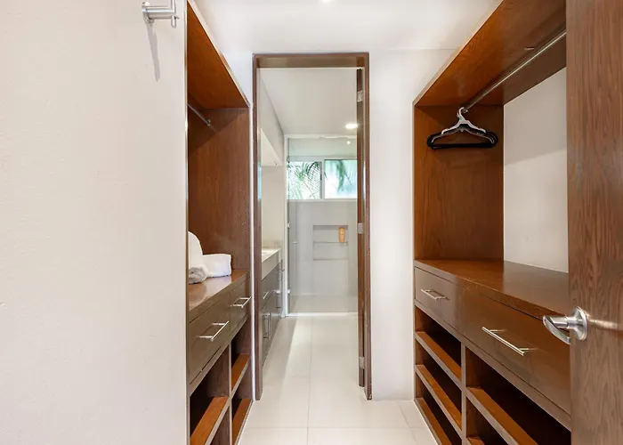 4 Bedroom House- Private Pool!