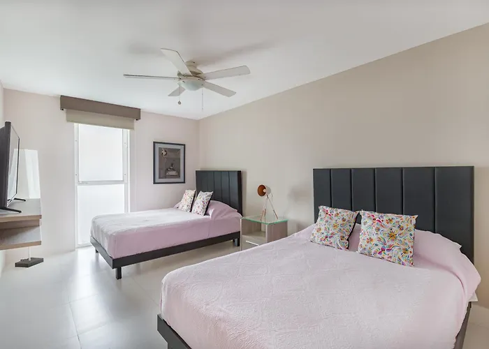 4 Bedroom House- Private Pool!