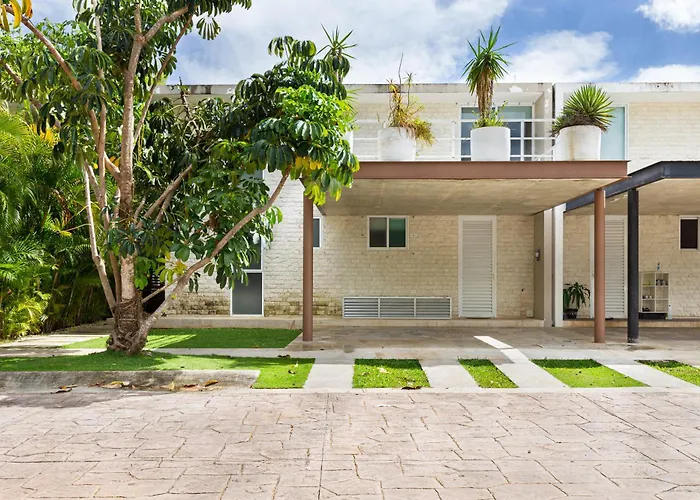 4 Bedroom House- Private Pool!