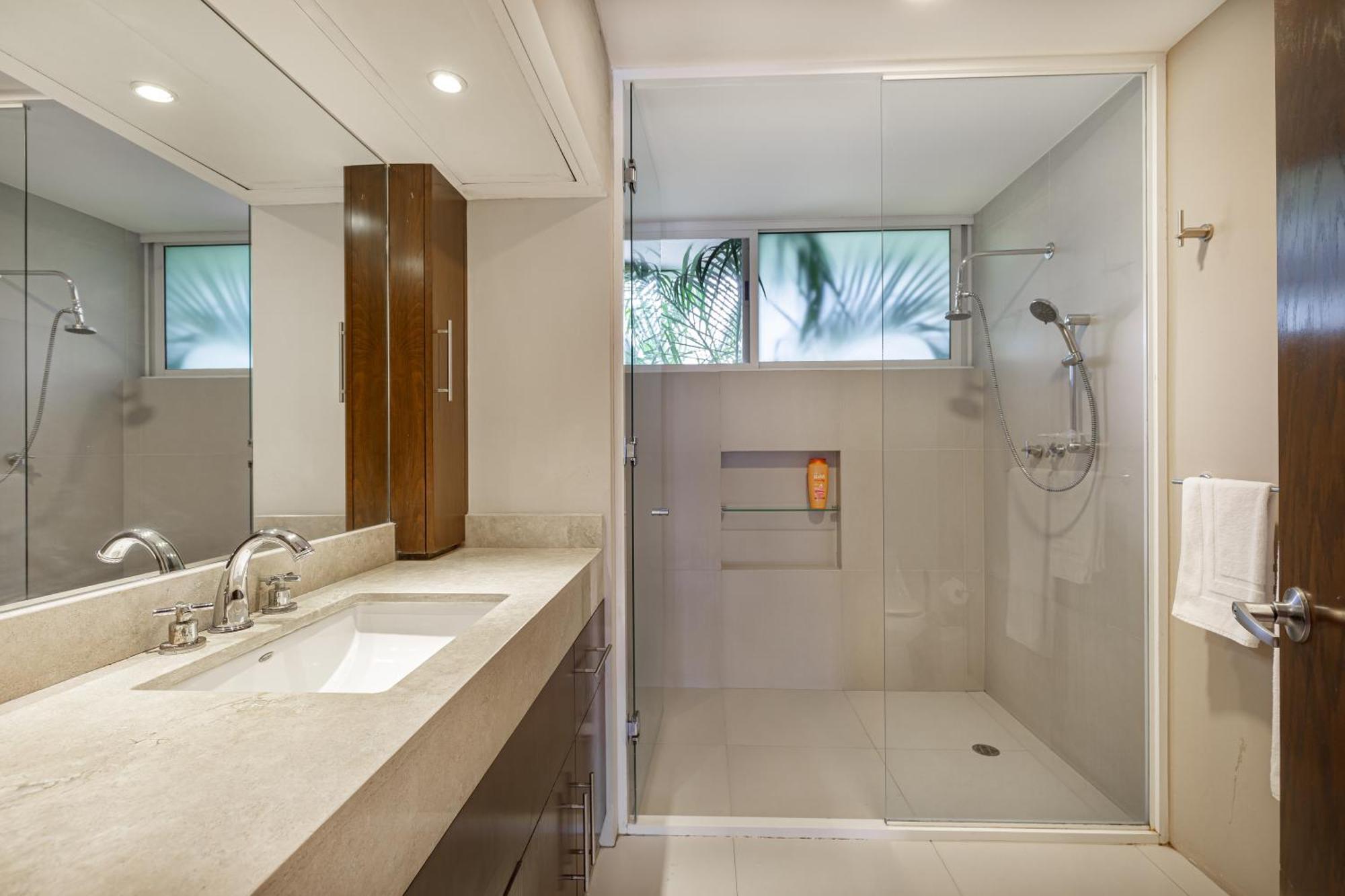 Apartment 4 Bedroom House- Private Pool!