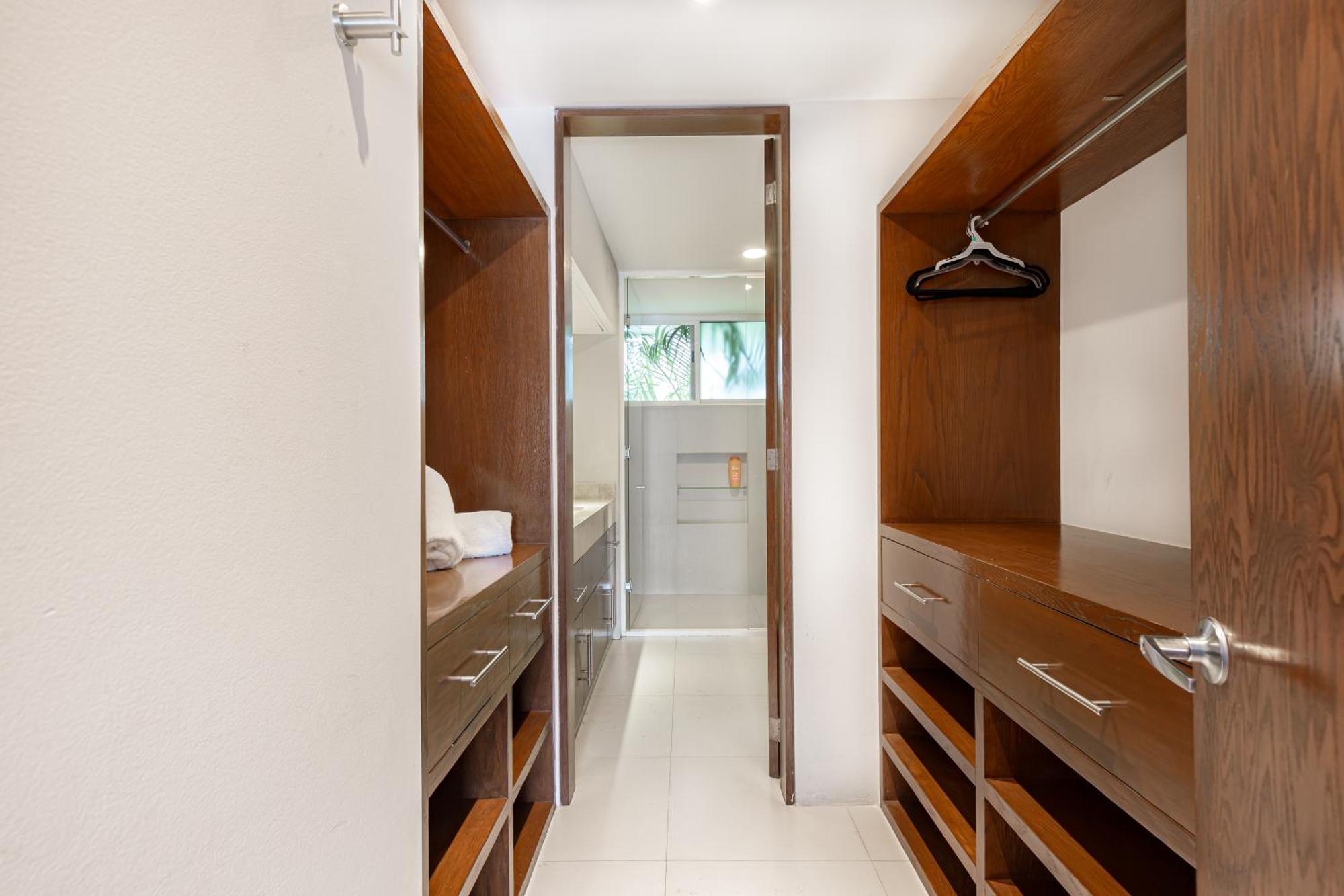 Apartment 4 Bedroom House- Private Pool! *