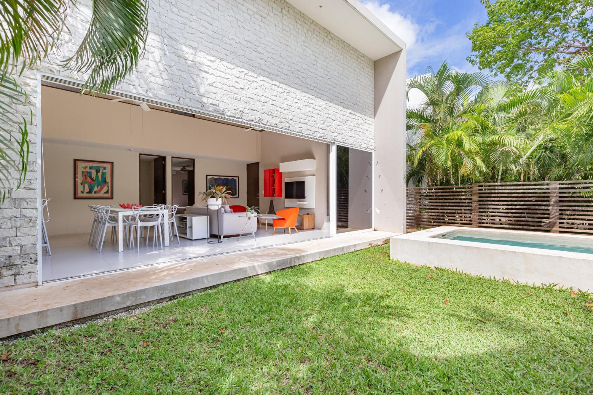 4 Bedroom House- Private Pool!