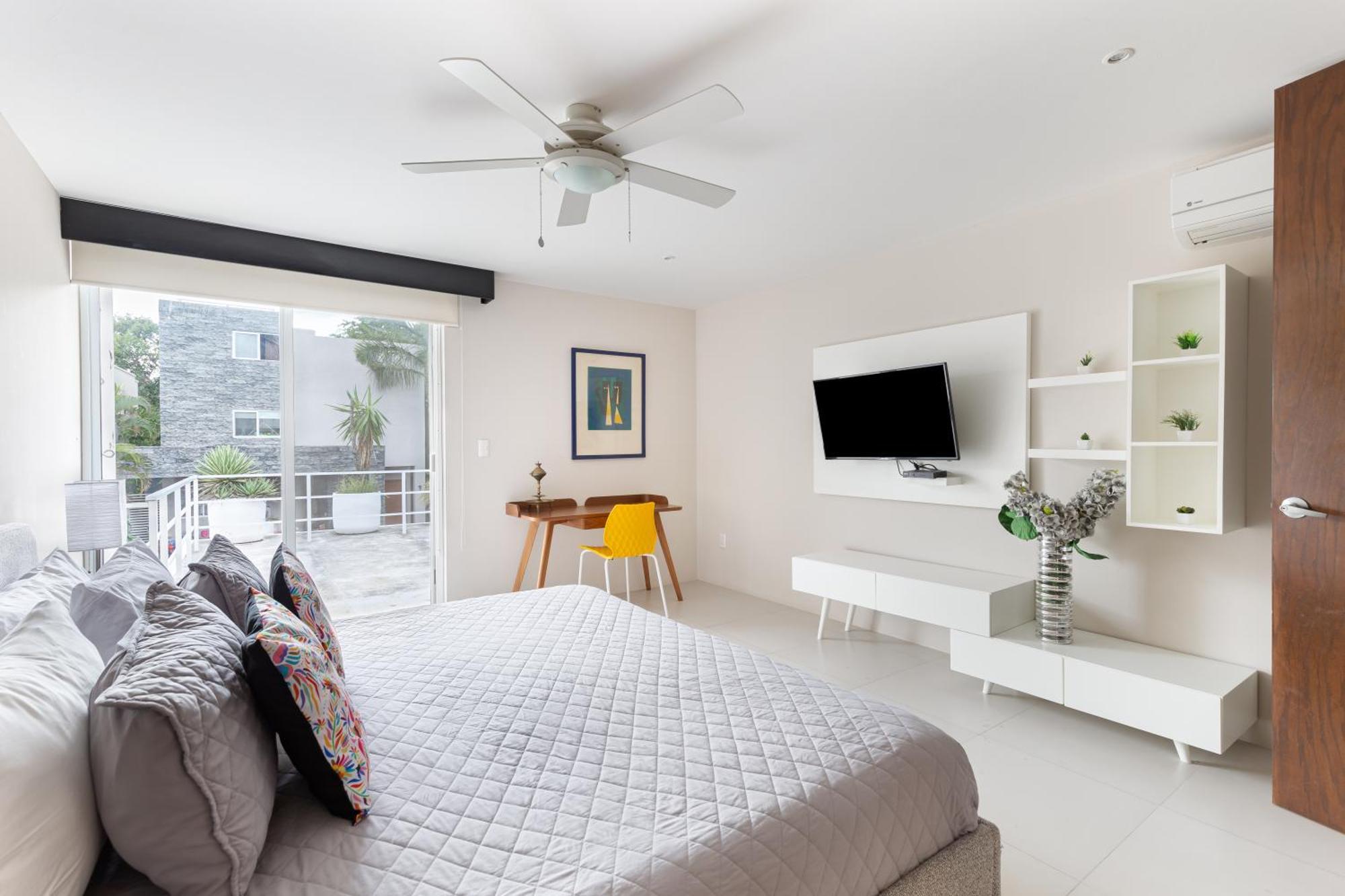4 Bedroom House- Private Pool! Apartment *