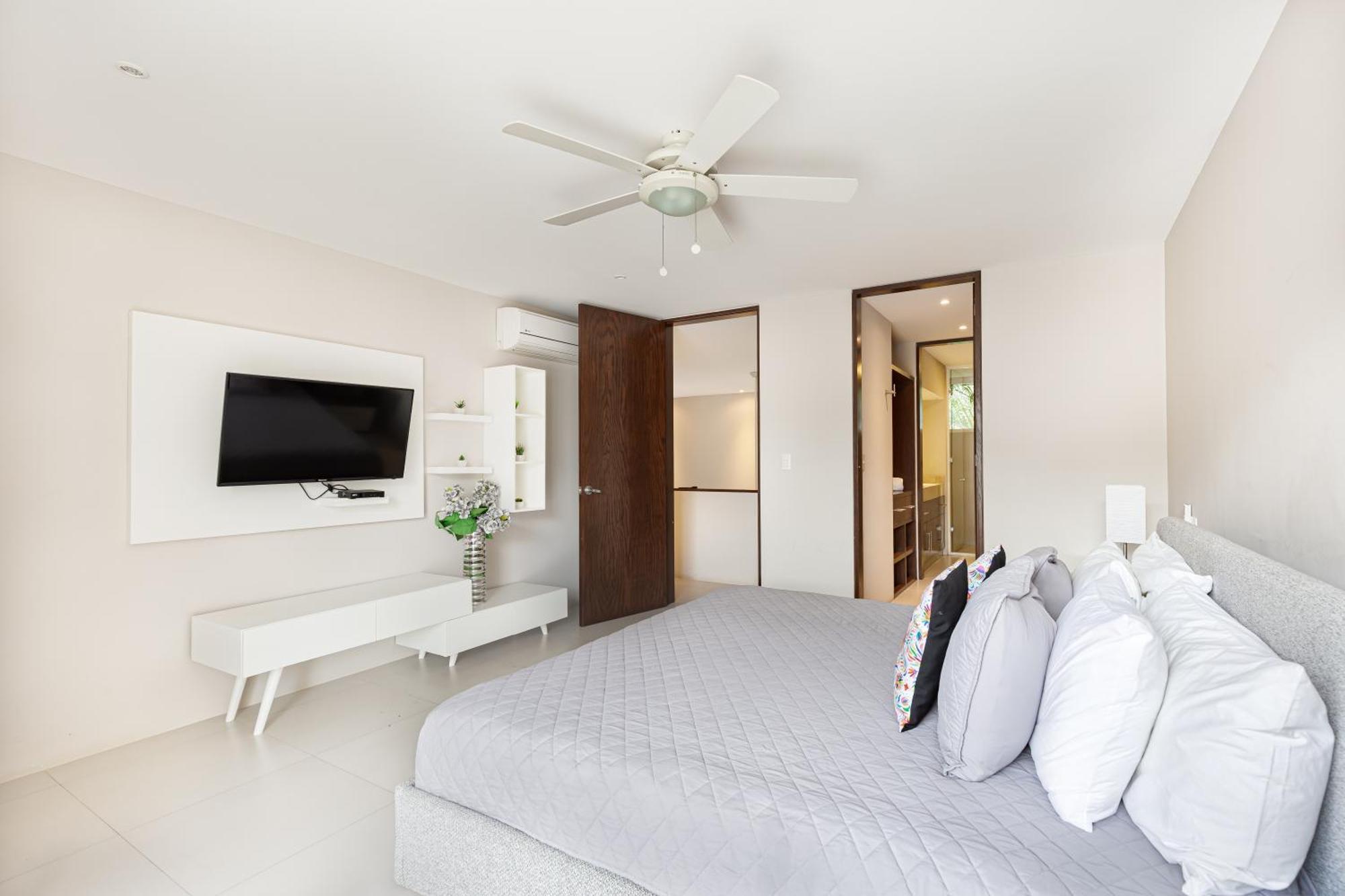 Apartment 4 Bedroom House- Private Pool! *