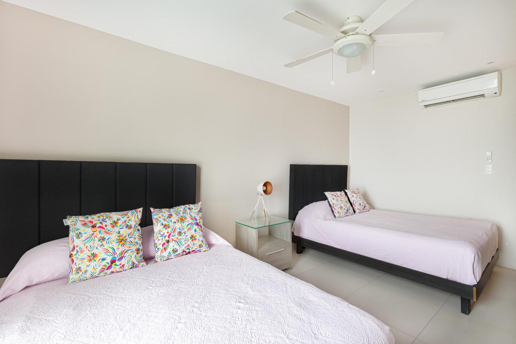 4 Bedroom House- Private Pool! Apartment